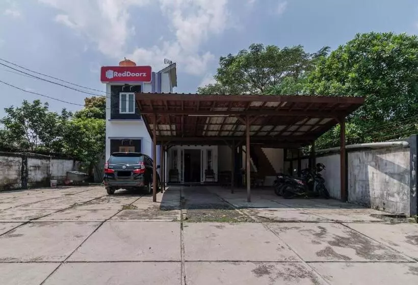 Hotelli Reddoorz Near Terminal Bubulak Bogor