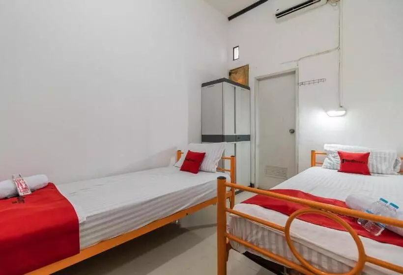 Hotelli Reddoorz Near Terminal Bubulak Bogor