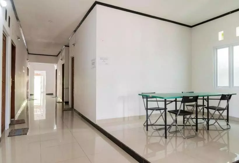 Hotelli Reddoorz Near Terminal Bubulak Bogor