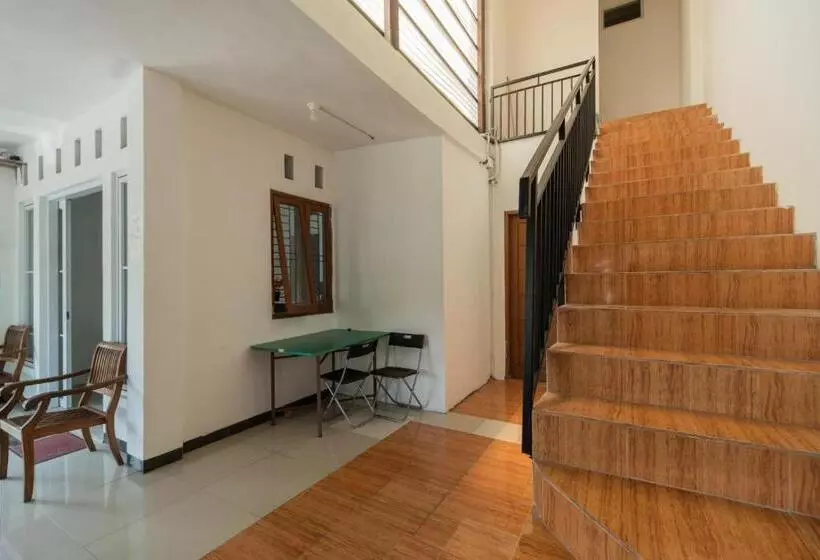 Hotelli Reddoorz Near Terminal Bubulak Bogor