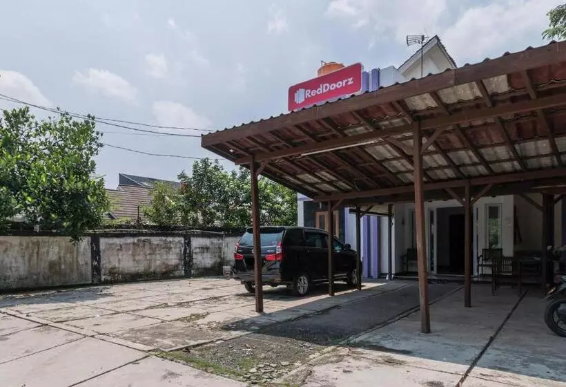 Hotelli Reddoorz Near Terminal Bubulak Bogor