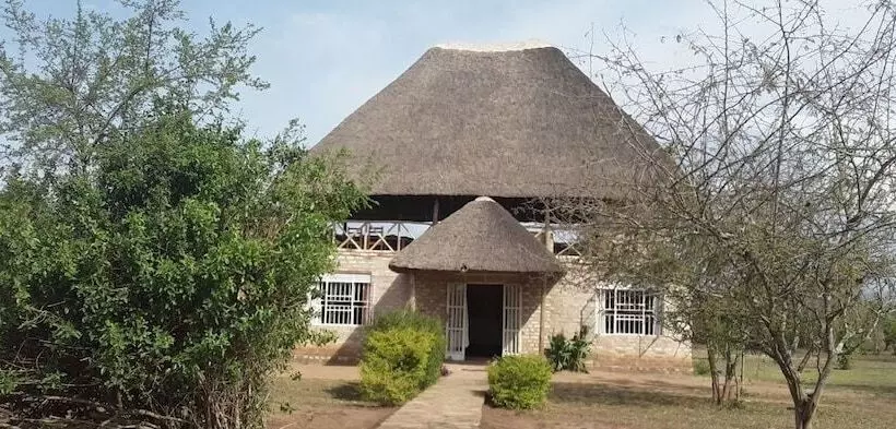 هتل Engiri Game Lodge And Campsite