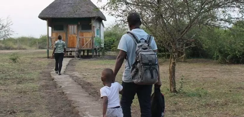 هتل Engiri Game Lodge And Campsite