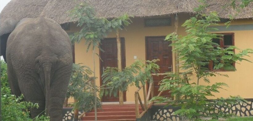 هتل Engiri Game Lodge And Campsite