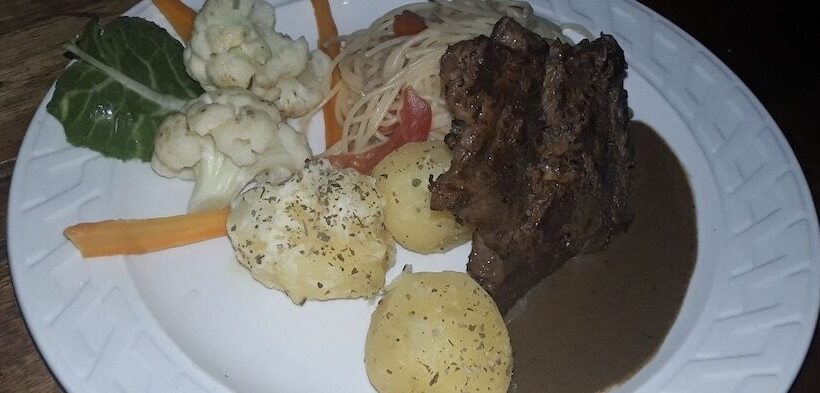 هتل Engiri Game Lodge And Campsite