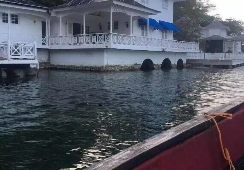 هتل Tha Lagoon Spot