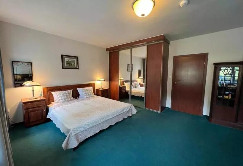 Retkeilymaja Dworek Bielin