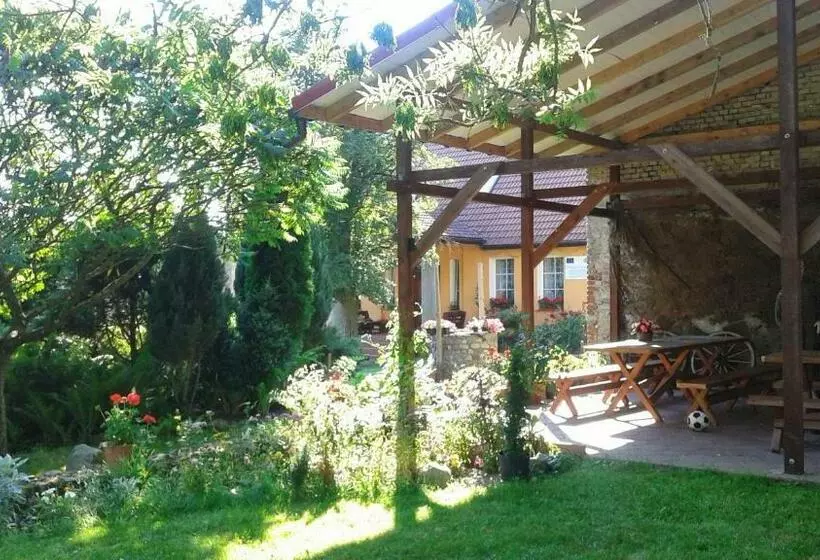 Hotelli Dworek Albinia