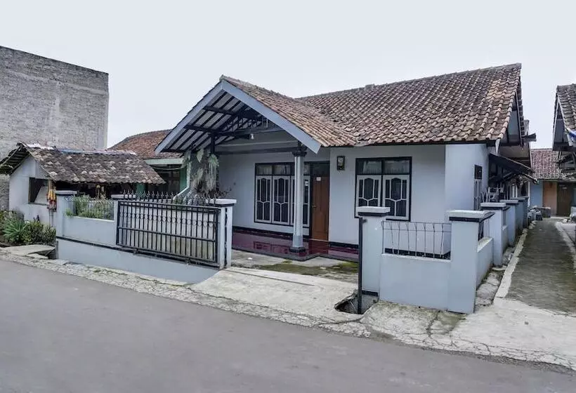 ホテル Oyo Homes 91011 Eco Tourism Desa Cibodas Areng 1 Syariah