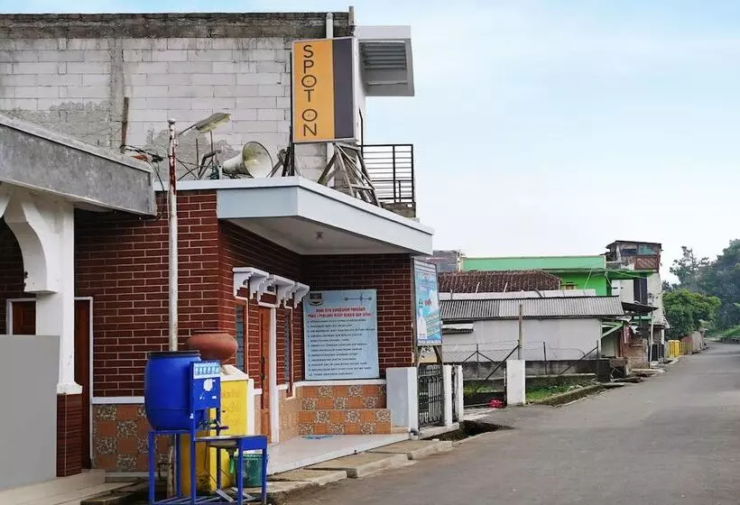 ホテル Oyo Homes 91011 Eco Tourism Desa Cibodas Areng 1 Syariah