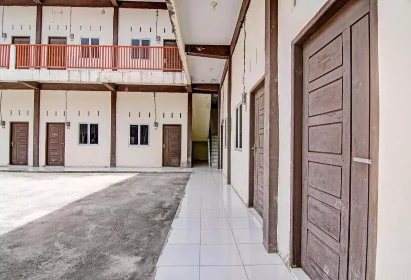 ホテル Spot On 91699 Homestay Hj Lela Syariah