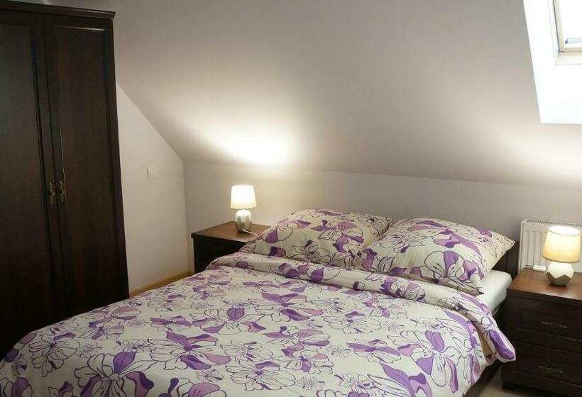 הוסטל Gościniec Nad Narwią Airport Modlin