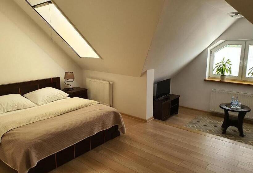 הוסטל Gościniec Nad Narwią Airport Modlin