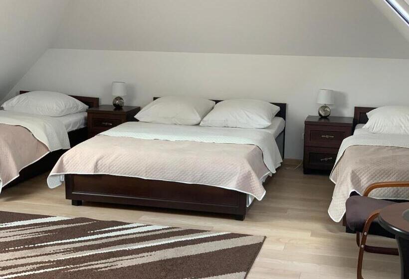 הוסטל Gościniec Nad Narwią Airport Modlin