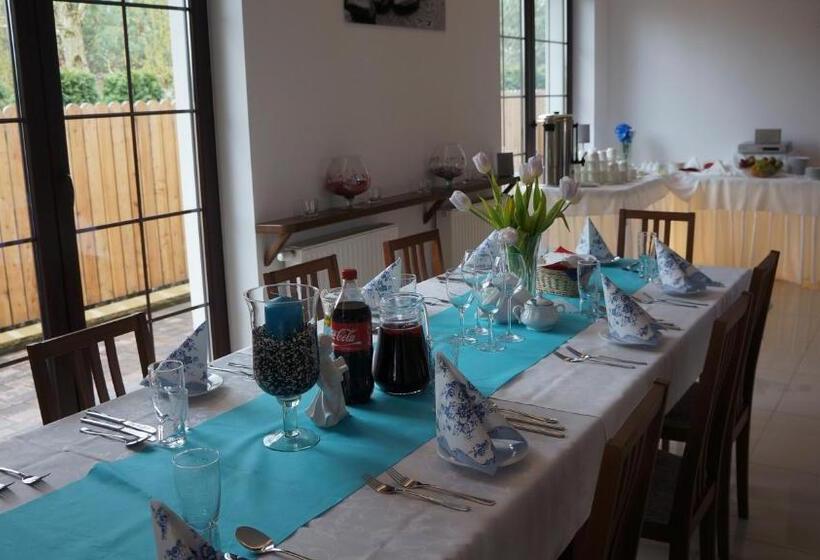 הוסטל Gościniec Nad Narwią Airport Modlin