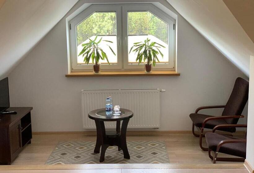 הוסטל Gościniec Nad Narwią Airport Modlin