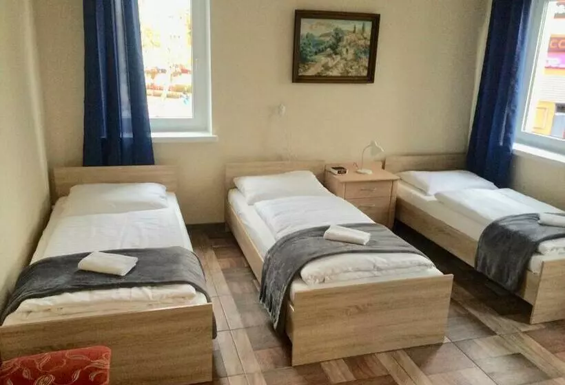 Retkeilymaja Pokoje Goscinne Atena