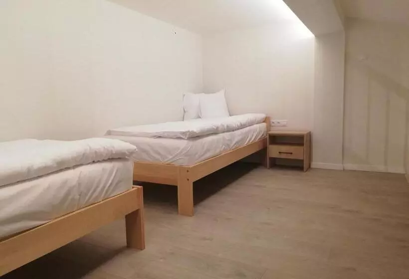 تختخواب و صبحانه U źródeł