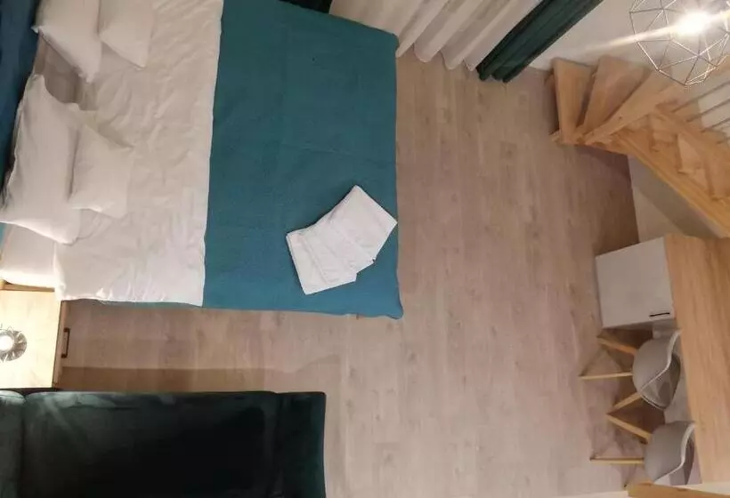 تختخواب و صبحانه U źródeł