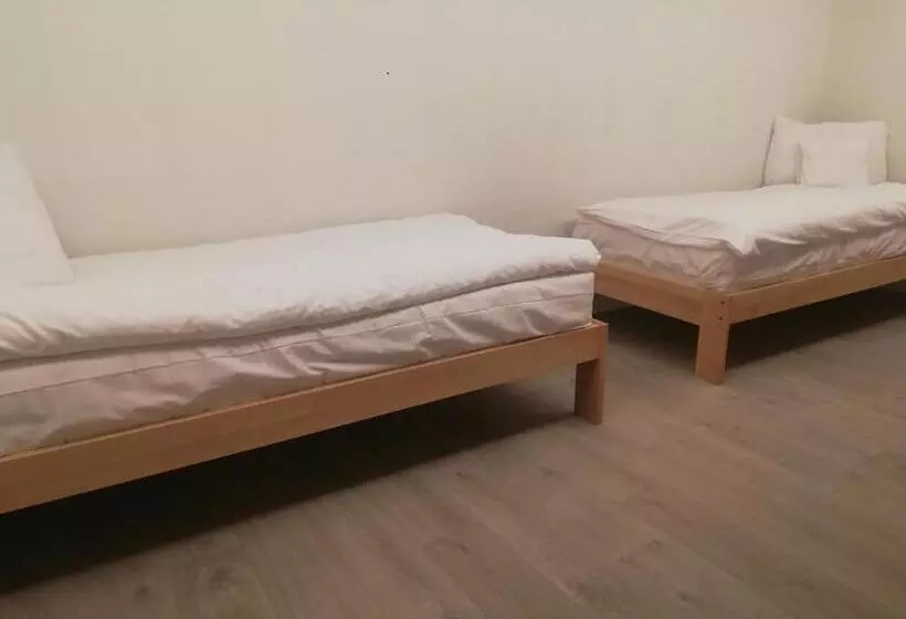 تختخواب و صبحانه U źródeł