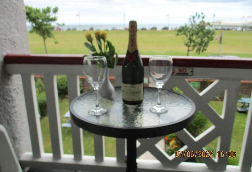 Nocleg ze śniadaniem Sefton Lodge Seafront ,panoramic Sea View Ensuite Balconys Available, Guest Garden