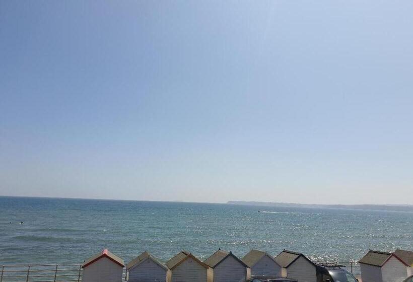 Bed and Breakfast Sefton Lodge Seafront ,panoramic Sea View Ensuite Balconys Available, Guest Garden