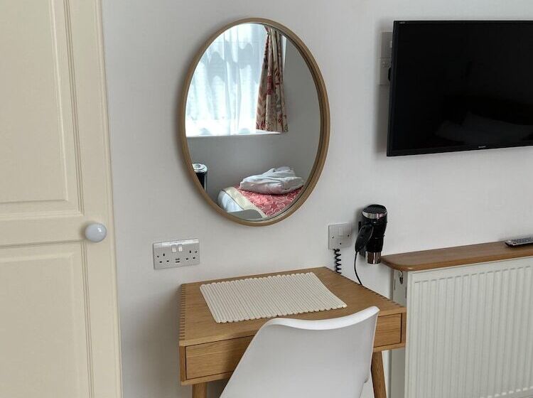 تختخواب و صبحانه The Clarence