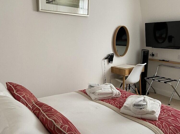 تختخواب و صبحانه The Clarence