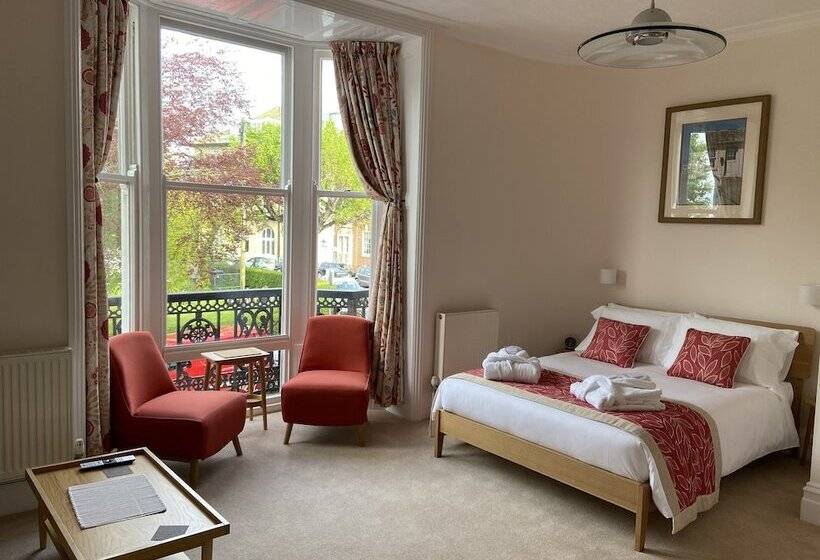 تختخواب و صبحانه The Clarence