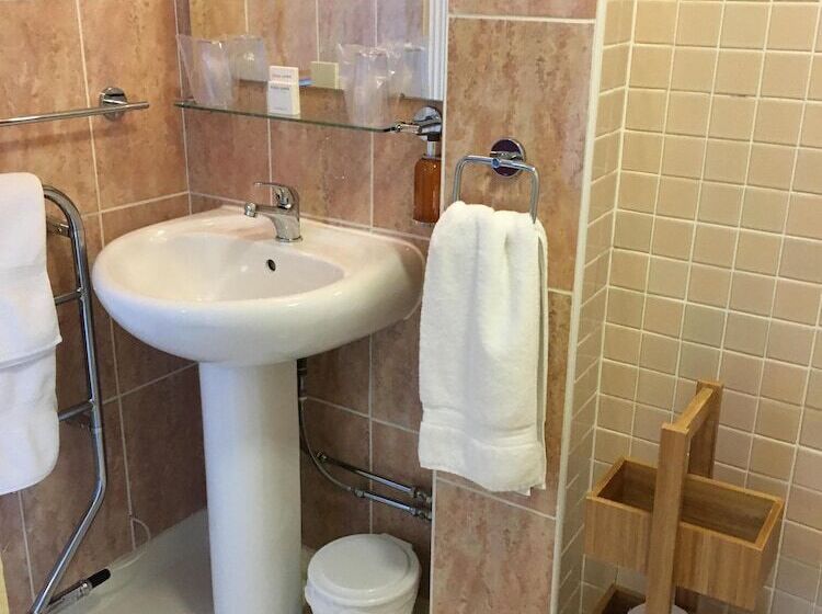 تختخواب و صبحانه The Clarence