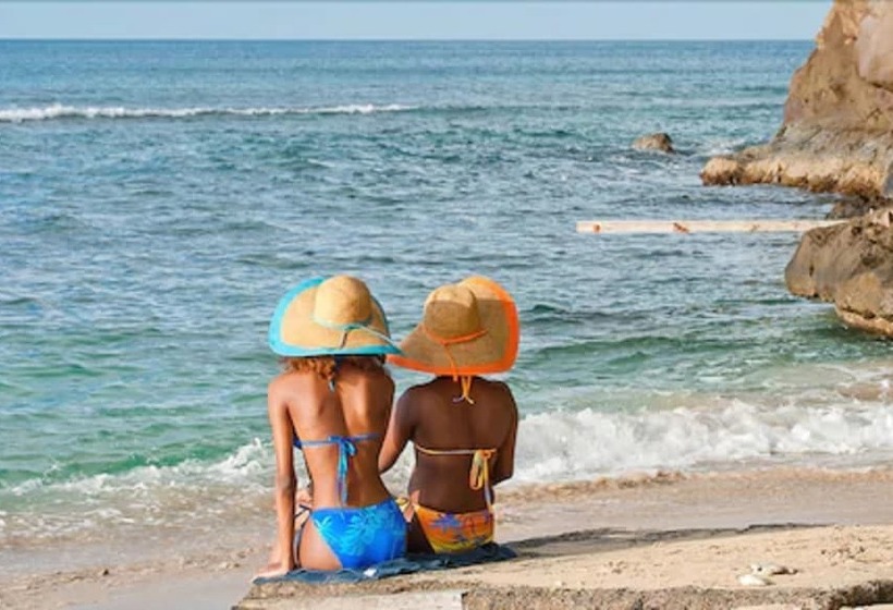 هتل Grooms Beach Villa & Resort