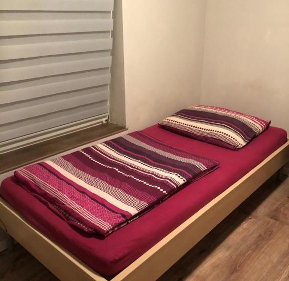 הוסטל Tanie Pokoje Blisko Lotniska