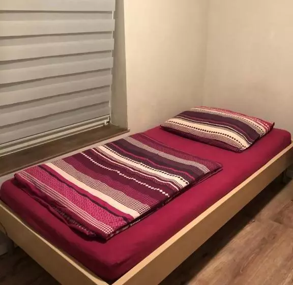 Retkeilymaja Tanie Pokoje Blisko Lotniska