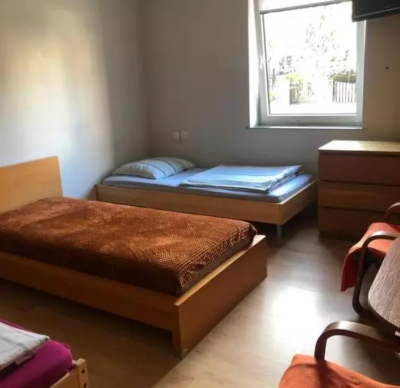 Retkeilymaja Tanie Pokoje Blisko Lotniska