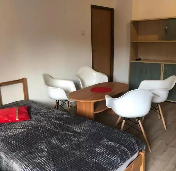 Retkeilymaja Tanie Pokoje Blisko Lotniska