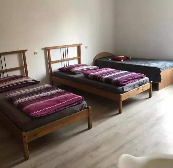 Retkeilymaja Tanie Pokoje Blisko Lotniska