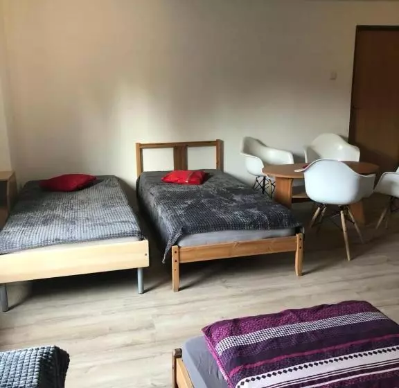 Retkeilymaja Tanie Pokoje Blisko Lotniska