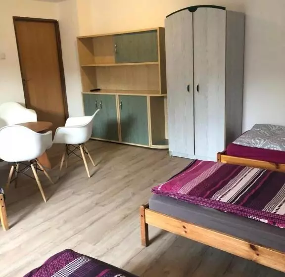 Retkeilymaja Tanie Pokoje Blisko Lotniska