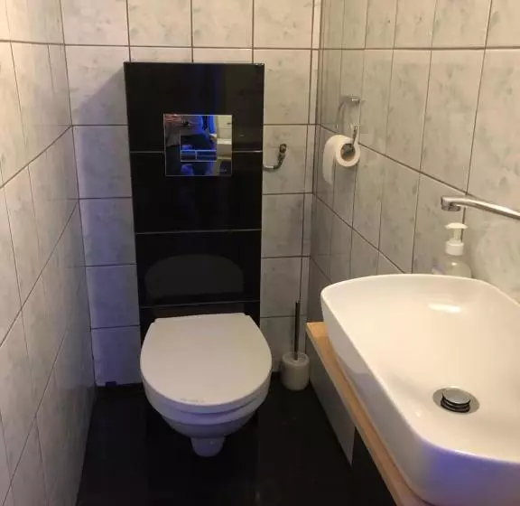 Retkeilymaja Tanie Pokoje Blisko Lotniska