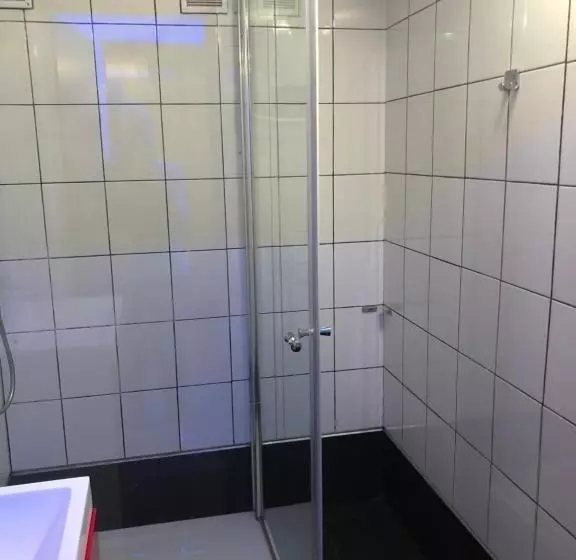 Retkeilymaja Tanie Pokoje Blisko Lotniska