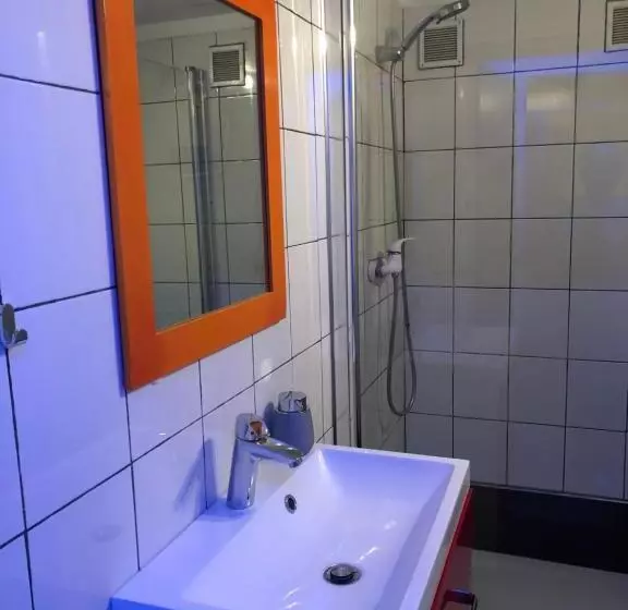 Retkeilymaja Tanie Pokoje Blisko Lotniska