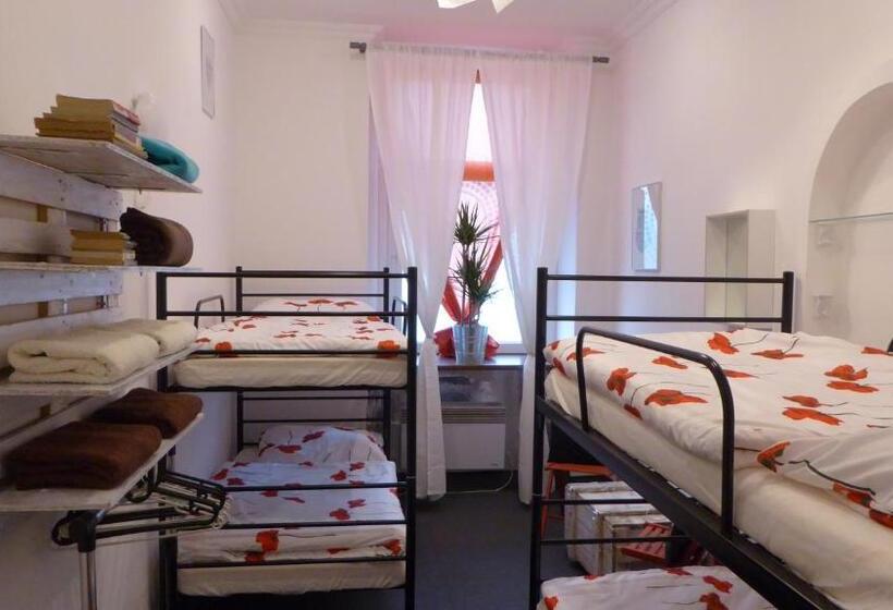 Flyfly Hostel , Darmowy Parking , Rezerwuj Przez Urządzenia Mobilne  10 Procent