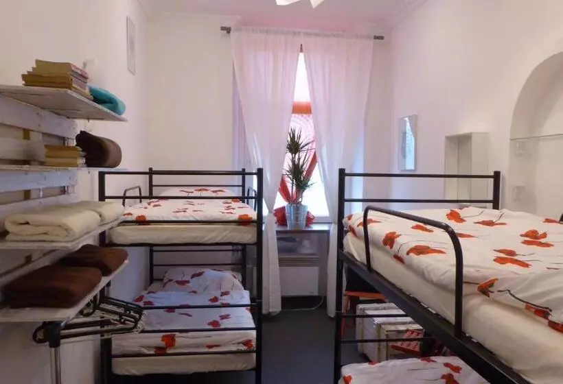 Flyfly Hostel , Darmowy Parking , Rezerwuj Przez Urządzenia Mobilne  10 Procent