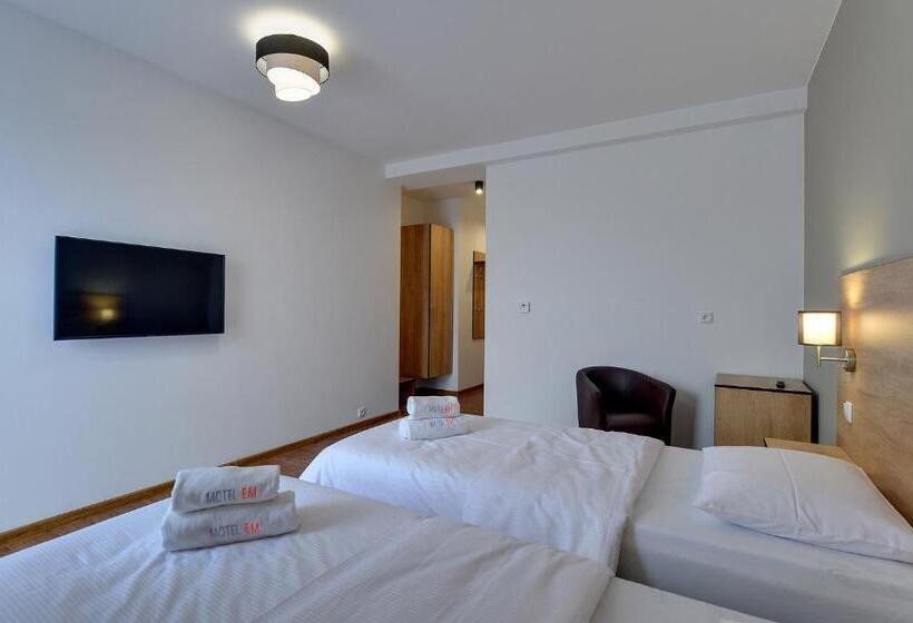 فندق على الطريق Nocleg Em