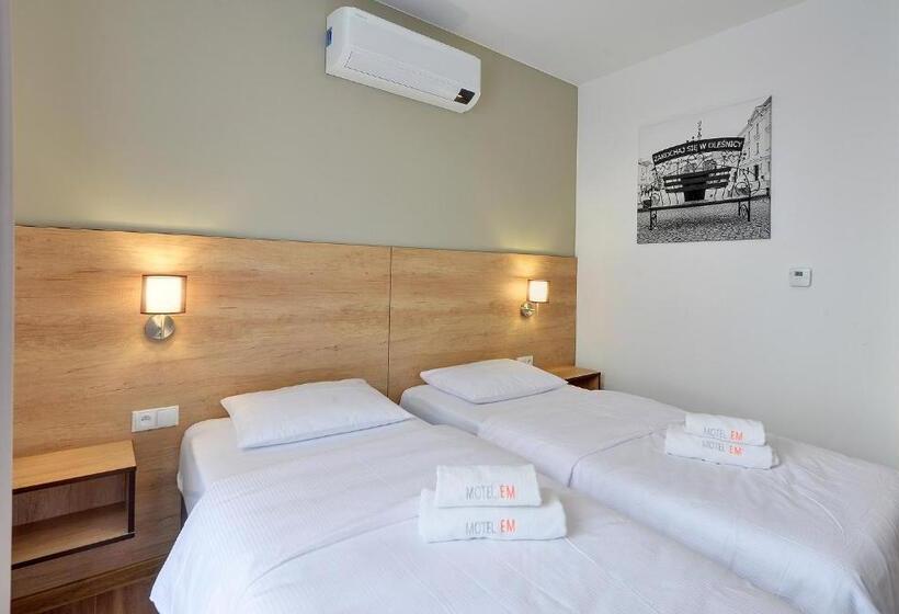 فندق على الطريق Nocleg Em