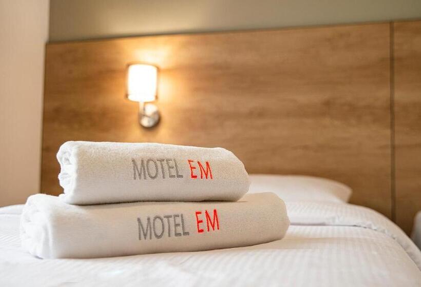 فندق على الطريق Nocleg Em