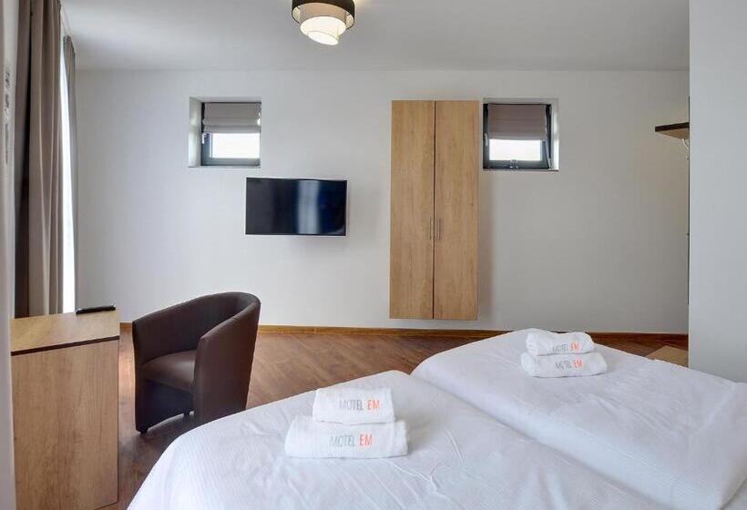 فندق على الطريق Nocleg Em