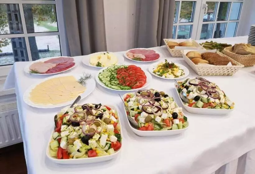 Retkeilymaja Pokoje Hotelowe Nad Jeziorem Jelen