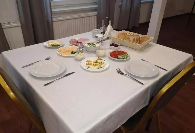 Retkeilymaja Pokoje Hotelowe Nad Jeziorem Jelen