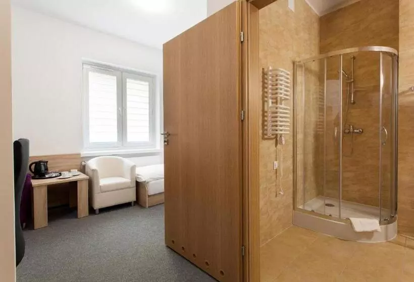 Retkeilymaja Dom Studenta Nr 1 Ans W Koninie